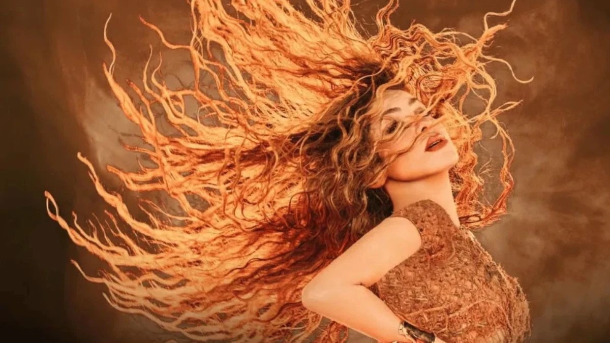 Shakira performing during her Las Mujeres Ya No Lloran world tour